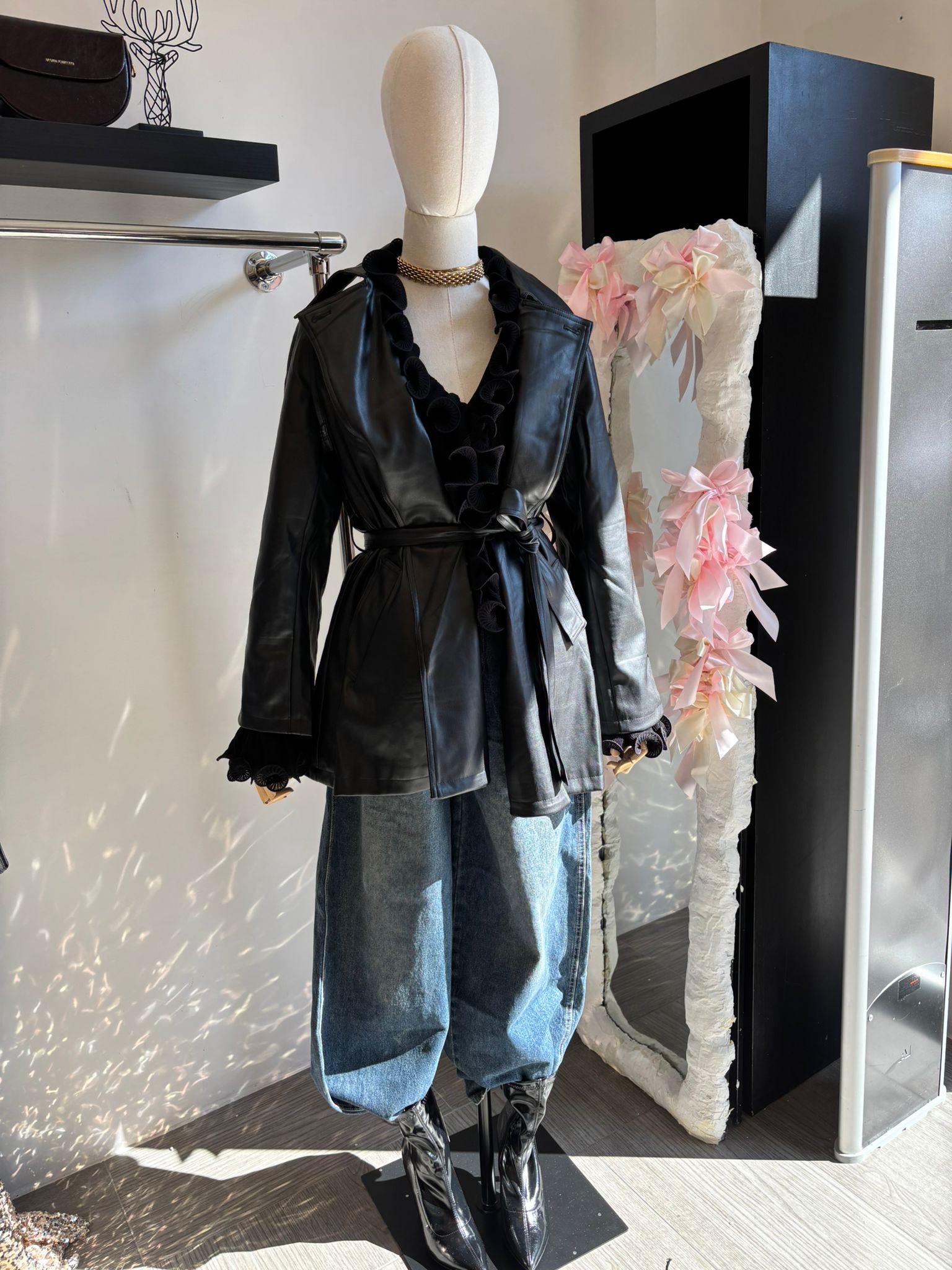 Trench in eco-pelle con cinta